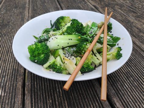 Asiatisches Pak Choi Gemüse mit Sesam