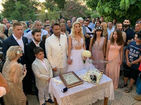 Ο στράτος τζώρτζογλου μετά την αποχώρησή του από τη «φάρμα» επέστρεψε στο σπίτι του και στη σύζυγό του, σοφία μαριόλα. Παντρεύτηκαν ο Στράτος Τζώρτζογλου και η Σοφία Μαριόλα ...