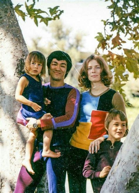 Bruce lee family children and wife full details in hindi. Bruce lee family photo quotes | Bruce lee family, Bruce ...