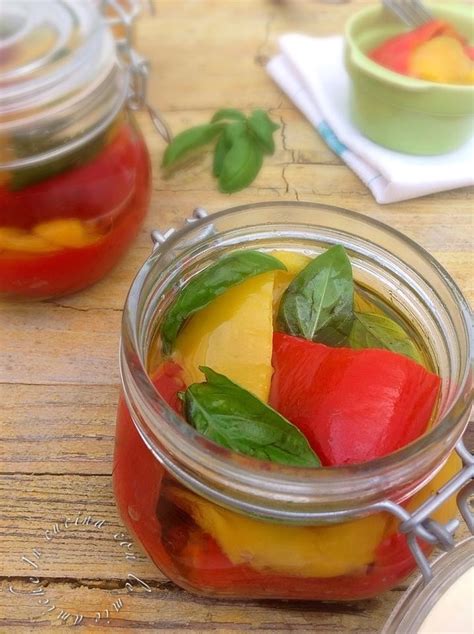 Il peperoncino sottolio è un grande classico per la conservazione di questo prezioso ingrediente. Peperoni sott'olio