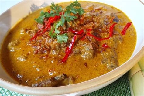 Sebelumnya, gulai kambing memang masakan yang dipengaruhi oleh india dan timur tengah karena menggunakan kari, serta dihidangkan bersama roti canai. Resep Gulai Kambing Idul Adha
