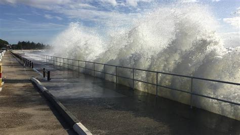 PHOTOS Waves Smash Seawall At Dolls Point St George Sutherland