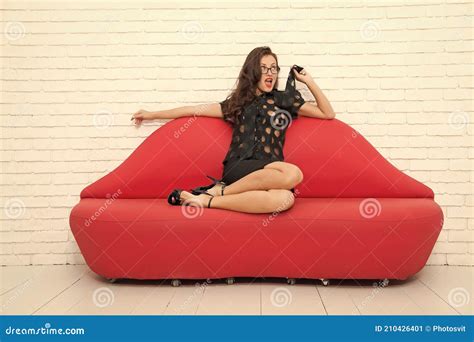Femme Sexy Reposant Sur Un Canapé Belle Fille Assis Sur Le Canapé