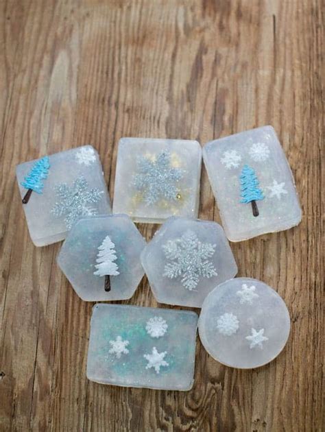 19 Easy DIY Christmas Crafts to Sell for Profit (2021 Holidays)