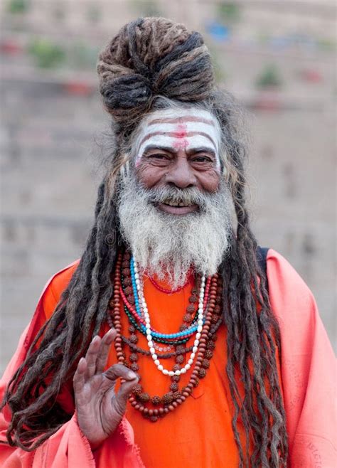 Sadhu Holy Mann In Varanasi Indien Redaktionelles Stockfotografie