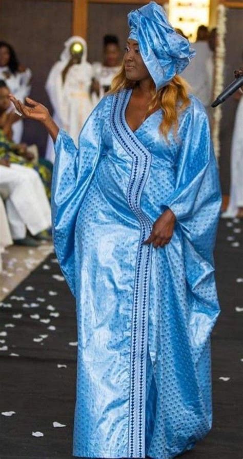 Boubou est un vêtement riche qui peut être fait avec du tissu de cire les meilleurs bazins pour femmes. Model Bazin 2019 Femme : Mali Gala Faso Soucko Bazin Mode ...