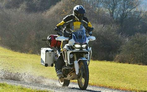 İkincisi, tankı ve uzun süspansiyonları ile daha fazla yola yöneldi. 2016 Honda Africa Twin Ride Review | CRF1000L Adventure ...