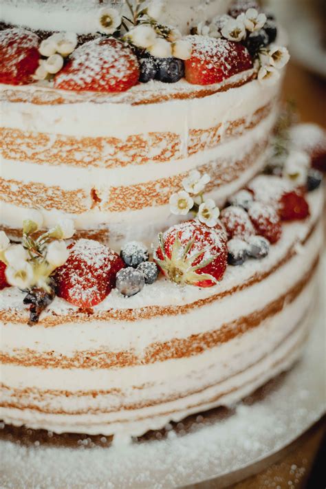 Beeren und Blüten runden diese wunderschöne Hochzeitstorte perfekt ab naked cake made by Nana