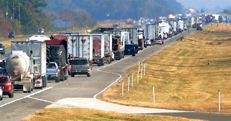 2 dead in Texas highway pileup of 140 vehicles