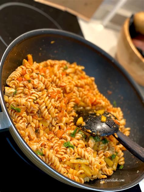 Jangan masak terlalu lama kerana ia akan 'overcook' dan menjadi kembang. Masak Pasta Goreng Cara Cepat dan Mudah | Azyyati Liah