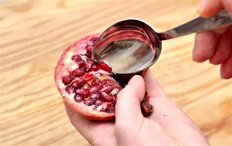 How to eat a pomegranate: Best Ways to Eat a Pomegranate (With images) | Eat, Best fruits, How to eat paleo