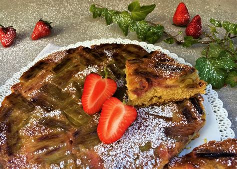Scopri tutti gli usi che puoi fare con il rabarbaro in cucina, cosmesi e medicina. TORTA CON RABARBARO E FRAGOLE: DELIZIA ESTIVA - Cucina & Svago