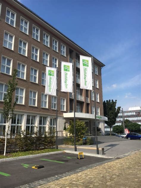 Underground parking spaces are available on site for a daily surcharge and the stauffenbergallee tram stop is just 300 metres away. "Aussenansicht" Holiday Inn Dresden - Am Zwinger (Dresden ...