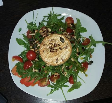 Gebackener Camembert an Honig - Senf - Sauce mit Rucola-Tomaten- Salat von