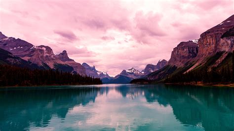 Maligne Lake In Canada 3840 X 2160 Wallpaper