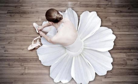 Фото Девушка балерина просит у лебедя пуанты которые он держит в