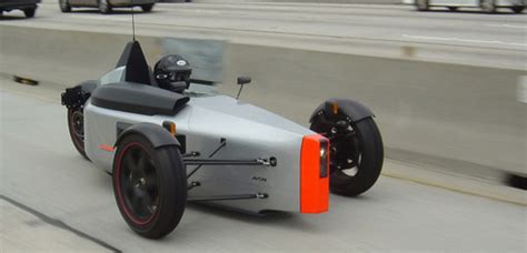 Get an alternative means of transportation with three wheel motorcycle with features to navigate busy or narrow roads. SUB G1 three-wheel roadster