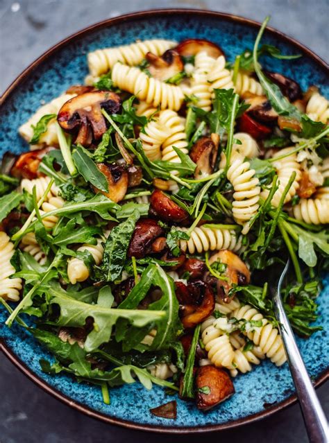 Dieser pinnwand folgen 479 nutzer auf pinterest. Vegane Rucola-Pilz-Pasta mit zitronig frischem Dressing ...