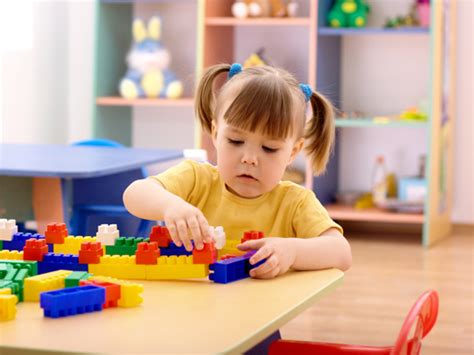 Si bien es fácil entretener a un niño de 3 a 5 años, las dinámicas para niños pequeños deben de tener ciertas características para que ayuden a los niños a aprender mientras juegan. Actividades de 2 a 3 años para niños