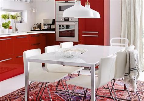 Si dispones de poco espacio, una excelente opción son las mesas de pared abatibles que puedes complementar con unas sillas plegables, o unos taburetes apilables. Nuevas mesas de cocina Ikea: Extensibles, plegables ...