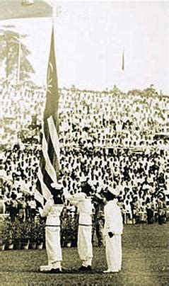 Bendera persekutuan tanah melayu yang sebelum ini berjumlah 11 jalur melintang berwarna merah dan putih telah bertambah jalurnya kepada 14 jalur sebaik sahaja kemasukan sabah, sarawak dan singapura dalam persekutuan malaysia pada 16 september 1963. Merdeka 1957: Sejarah, Video & gambar - Malaysia Coin