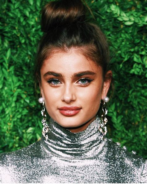 Taylor Hill Wearing Prabal Gurung At Cfdas November 2017 Taylor Hill