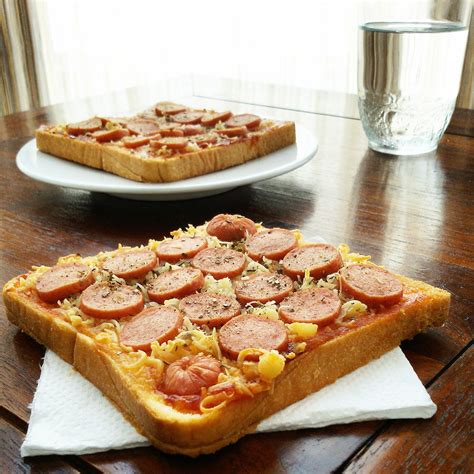 Resep camilan anak setup roti tawar keju. Mama Rafif, Razaan, dan Jihan: PIZZA SOSIS KEJU ROTI TAWAR