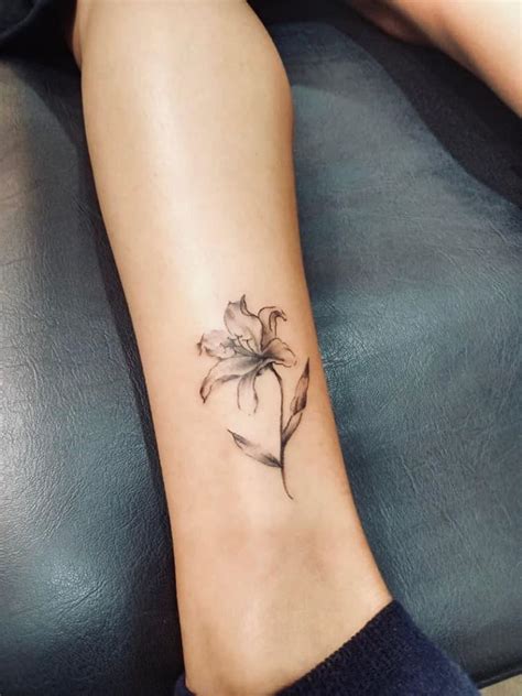 This exotic hybrid stands out. Black and Grey Lily Tattoo. | Tattoos, Lily tattoo, Tattoo artists