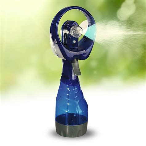 An tropisch heißen tagen sorgt dieser ventilator für eine erfrischende brise zum abkühlen. Ventilator mit Sprühflasche 2in1 Abkühlung Wind und Wasser