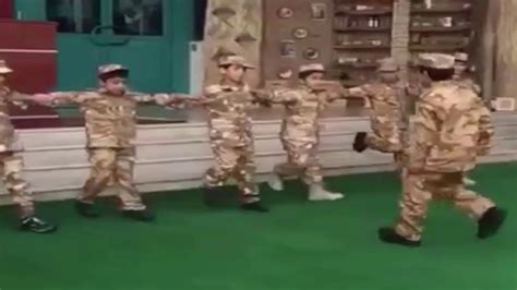 لا شك في أنك أغبى الناس، إذا كنت تبحث عن الحب في قلب يكرهك. ‫اطفال صغار قزوعي روعة على الله توكلنا وسقنا القدم قدام ...