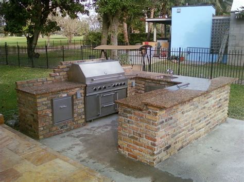How about bringing that outside with an outdoor kitchen bbq island? Exterior: Amazing U Shape Outdoor Kitchen Barbeque ...