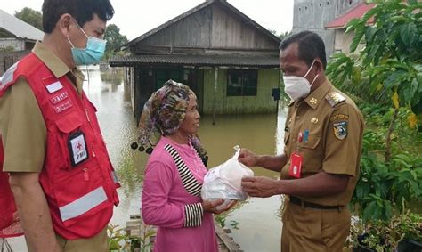 Sukamta Dan Pmi Salurkan Bantuan Bagi Korban Banjir Di Panjaratan