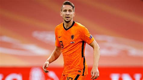 Latest on psv eindhoven defender denzel dumfries including news, stats, videos, highlights and more on espn. De Boer laat Wijndal, Dumfries, Berghuis en De Jong buiten ...
