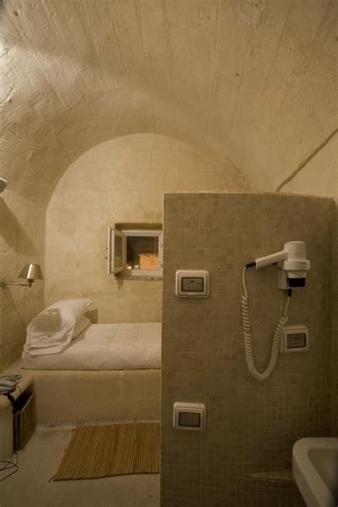 Matera appollaiata ai margini di uno sperone di roccia, la città di matera è costituita dai vivaci rioni superiori e dalla più tranquilla zona inferiore demoninata i sassi di matera, divisa a sua. L'Hotel In Pietra, Matera - Updated 2020 Prices in 2020 ...