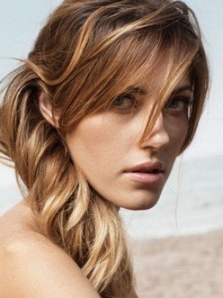 Acconciature capelli medi semplici