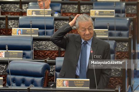 Takkan tahun ini baru miskin, 2 tahun lalu kaya. Tun Mahathir Garu Kepala di Parlimen