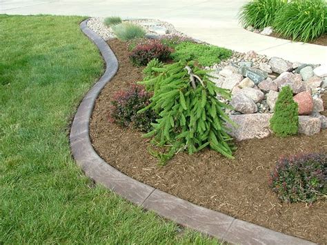 A simple flower bed on the side of the house needs a simple lawn edging to complete the landscaping look. 15 best Latest innovation in Lawn Edging and Landscape ...