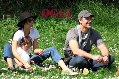 Lo conquistai con un 'meneito'!», ha raccontato in un'intervista al settimanale chi di alfonso signorini chiara giordano. Raoul Bova e Rocio Munoz Morales, quante tenerezze con la ...