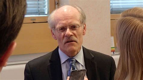 Enligt riksbankschef stefan ingves är det viktigt att alla hushåll räknar fram hur stora lån de kan ta. Riksbanken kräver fler åtgärder mot skuldsättning | SVT ...