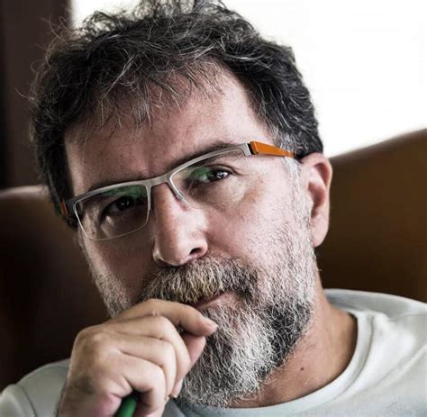 Ziya selçuk'un görevden ayrıldığını öğrendiğim anda kafamda dört deli soru belirdi hürriyet genel yayın yönetmeni ahmet hakan, ziya selçuk'un milli eğitim bakanlığı'ndan istifasına ilişkin olarak kaleme aldığı yazısında, daha geçen hafta eğitimin tam göbeğinde yer alan isimlerden işitmiştim. Cem Küçük'ün kötü bir kopyası olarak Ahmet Hakan | Ahval