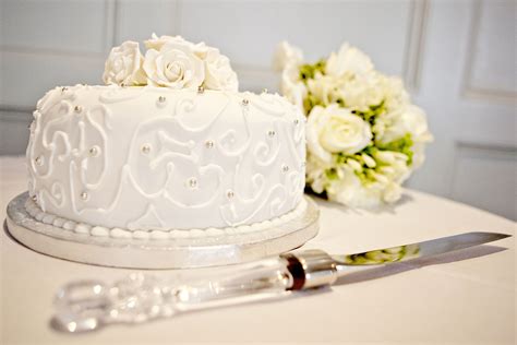 Book the snug room at chiswell street dining rooms online. Wedding Cake at Chiswell Street Dining Rooms, The Montcalm ...