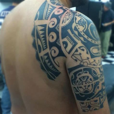 Los tatuajes maoríes en las partes del cuerpo. | tatuaje maori en el hombro