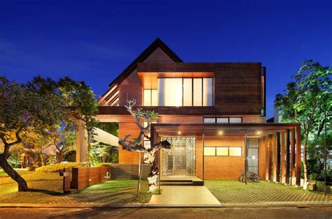 Dominasi warna hitam akan membuat rumah tampak modern dan elegan. Hawaiian Pole House Designs | Joy Studio Design Gallery ...