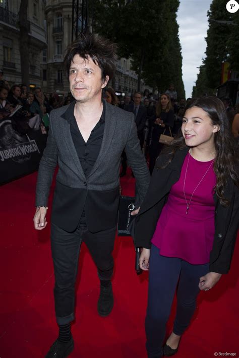 Ainsi que les enfants de nicolas sirkis, leader d'indochine, ou encore la famille dubosc en. Nicola Sirkis et sa fille Théa - Première du film Jurassic ...