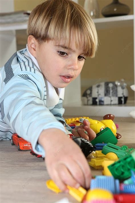 Niño Jugando Con Juguetes Vector Fondos E Imagen Para Descarga Gratuita Pngtree