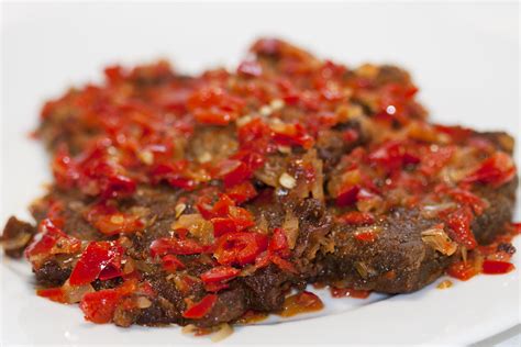 Goreng sampai renyah di atas api masukkan daun salam, daun jeruk purut dan batang serai lalu masukkan daging sapi dan masak. 10 Masakan Khas Padang yang Nikmat Banget, Mana Favoritmu?