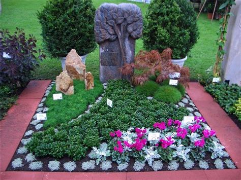 Urnengräber können sofort bepflanzt werden. Lang & Gumm - Friedhofsgärtnerei - Grabgestaltung