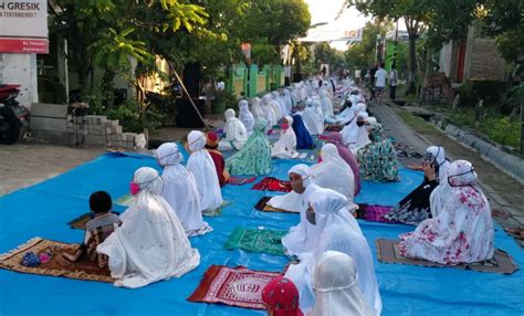 Ini adalah pendapat imam abu hanifah, salah satu pendapat imam ahmad, dan pendapat yang dipilih oleh syaikhul islam dan ibnul qoyim. Tanpa Kemeriahan, Disini Shalat Idul Fitri 1441 H Tetap ...