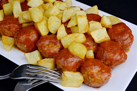 0.4 sabrosos piccolinis de lomo embuchado, cocina española. Albóndigas con patatas