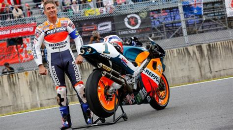 Motorcycle racing is one of the most exciting sports in the world, and motorcycle racers are not just admired but almost revered by their fans for taking up such a dare devil sport! Gladiators of Speed Amongst Humans | Motogp, Racing ...